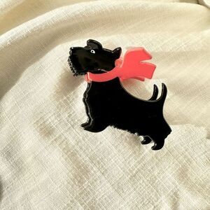 Scotty dog black and red hair claw